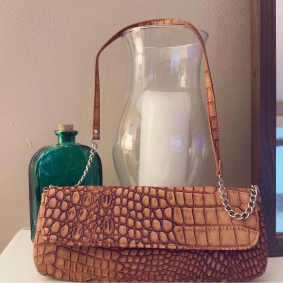 Chic Tan Crocodile-Embossed Women's Shoulder Bag with Gold Chain Detail on Strap - Picture 1 of 4